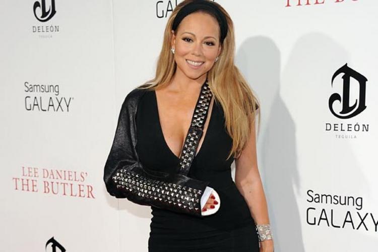 Mariah Carey waearing a cast.jpg